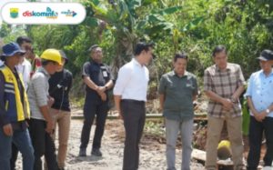 Bupati Cianjur meninjau secara langsung jalan penghubung di Desa Kutawaringin