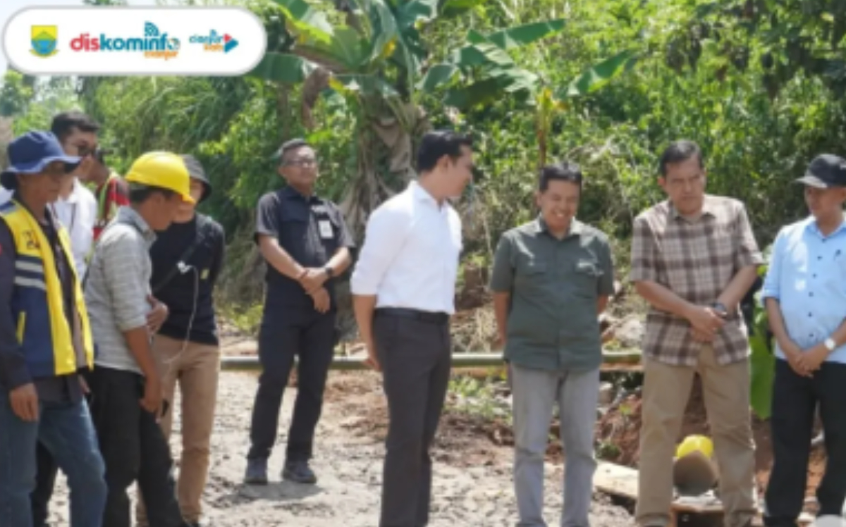 Bupati Cianjur meninjau secara langsung jalan penghubung di Desa Kutawaringin